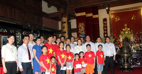 Hình ảnh lưu niệm của đoàn hành trình thăm Đền thờ Chủ tịch Hồ Chí Minh trên đỉnh đèo De, ATK Định Hóa, Thái Nguyên